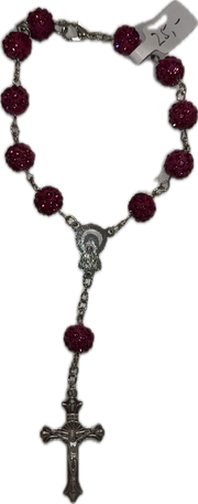 Elegantes Armband mit roten Steinen und filigranem Kreuzanhänger